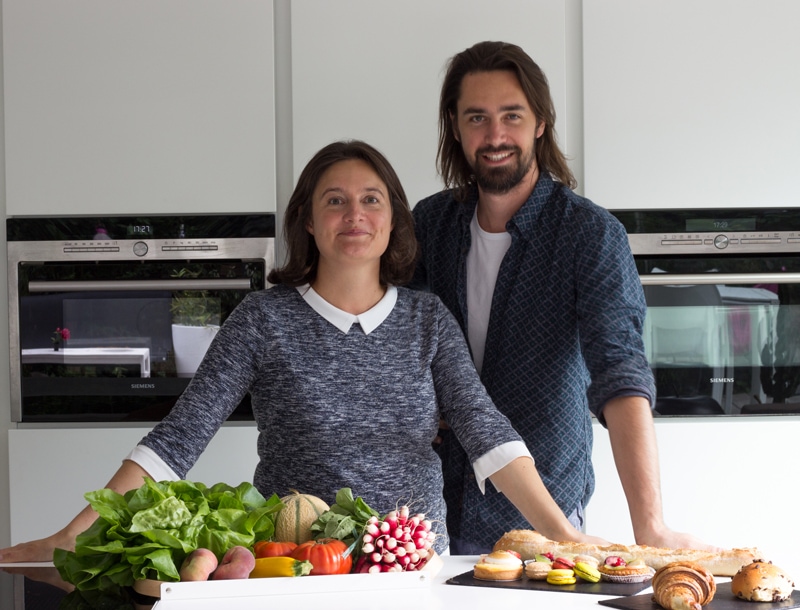 Les fondateurs d\'avis de gourmets, avec des produits dans une cuisine.